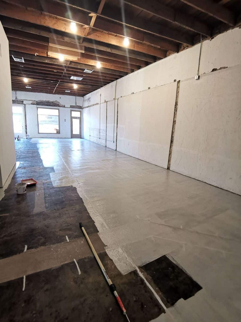 The Only Encapsulant that Seals Non-Friable Black Mastic and Primes for New Paint, Epoxy, Tile, Leveling Cements, and more. 1 Gallon (Light Grey)